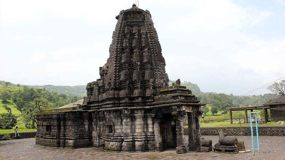 মুম্বই থেকে ২১৩ কিমি দূরে এই অভয়ারণ্যে গাড়িতে পৌঁছতে সময় লাগে পাঁচ থেকে ছ’ঘণ্টা। পর্যটকদের কাছে এই অরণ্যের আর এক আকর্ষণ ভীমশঙ্করের মন্দির। মহাদেবের এই মন্দির থেকেই নামকরণ অরণ্যের। ত্রয়োদশ শতকের এই মন্দির ভারতের দ্বাদশ জ্যোতির্লিঙ্গের অন্যতম।