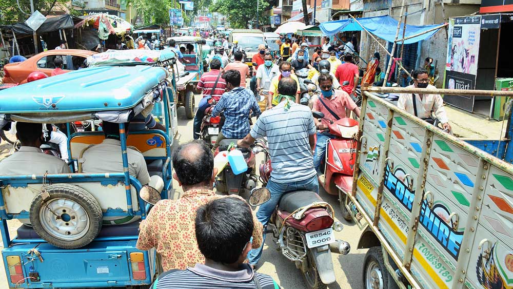 বোলপুের ভিড়ে ঠাসা রাস্তা। নিজস্ব চিত্র