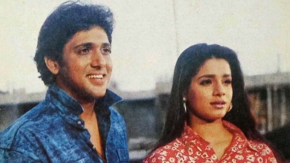 অথচ নীলমের সঙ্গেও গোবিন্দর আলাপের প্রথম পর্বও যে খুব মসৃণ ছিল, তা নয়। বরং, প্রথম আলাপের পরে গোবিন্দ কথা বলতেও ভয় পেতেন নীলমের সঙ্গে। কারণ গোবিন্দ তখন ইংরিজি ভাল বলতে পারতেন না। ফলে সঙ্কোচে তিনি নীলমের থেকে কিছুটা দূরত্ব বজায় রাখতেন।