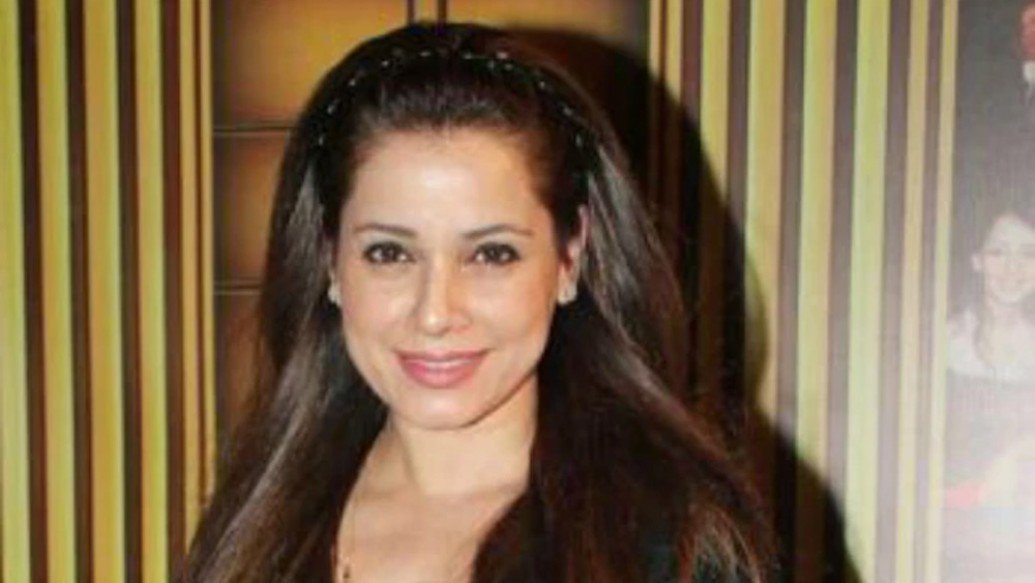 কিন্তু এক সময় প্রকাশিত হয়ে পড়ে গোবিন্দর বিবাহিত পরিচয়। সে কথা জানতে পেরে নীলম ভেঙে পড়েন। তিনি বুঝতে পারেন, সুনীতার সঙ্গে সম্পর্কে থাকার সময়েই তাঁর সঙ্গেও গোবিন্দ ঘনিষ্ঠ হয়েছিলেন। গোবিন্দর এই প্রতারণা মেনে নিতে পারেননি নীলম।