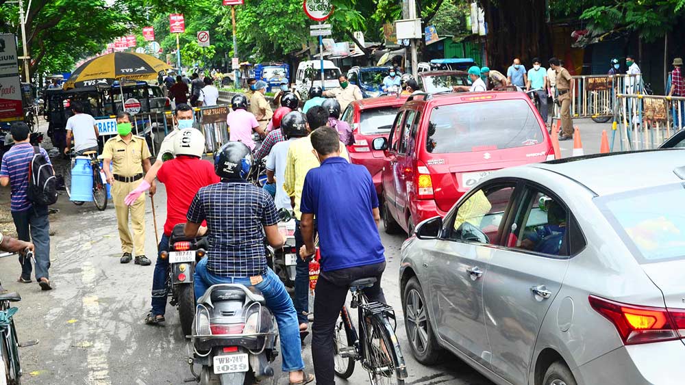 যানজট: পরিচিত ভিড় ও গাড়ির জট ফিরেছে শিলিগুড়ির রাস্তায়। ছবি: বিধান দাস