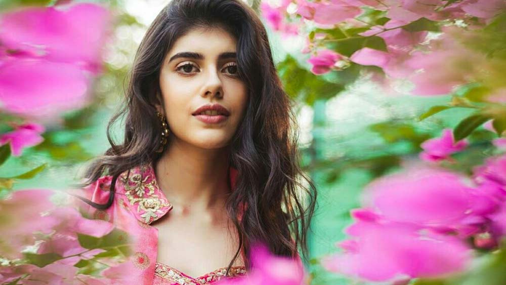 সেটা ২০১৮। #মিটু ঝড়ে উত্তাল বলিউড। একে একে ফেঁসে যাচ্ছেন কৈলাশ খের, অনু মালিকেরা। ঠিক এই সময়েই বিভিন্ন সংবাদমাধ্যমে ছাপা হয় সুশান্তের ‘দিল বেচারা’ কো-স্টার সঞ্জনা নাকি সুশান্তের বিরুদ্ধে শ্লীলতাহানির অভিযোগ এনেছেন।