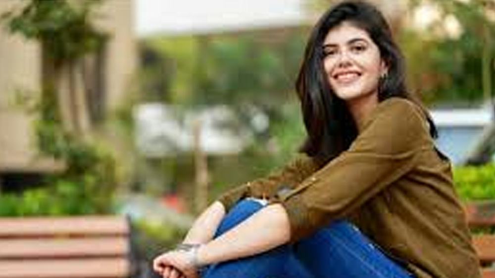 নায়িকা হওয়ার আগে কিছু দিন অন্য কাজও করেছেন সঞ্জনা। শিক্ষানবিশ কপি রাইটার হিসেবে কাজ করেছেন প্রথমসারির বিজ্ঞাপন সংস্থায়। কাজ করেছেন মার্কেটিং স্ট্র্যাটেজি ইনটার্ন এবং প্লেসমেন্টে সেল-এর কোঅর্ডিনেটর হিসেবেও।