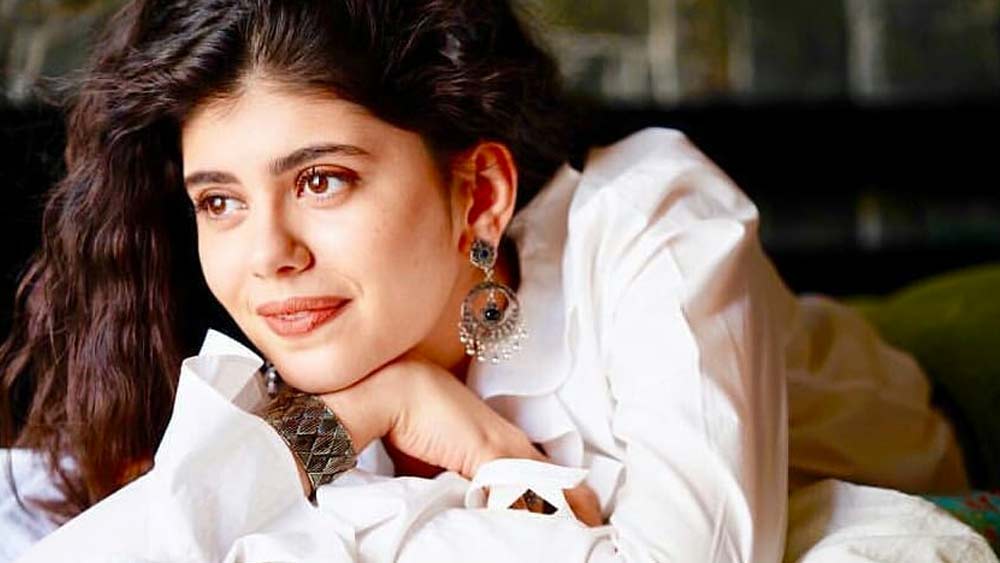 এর আগে এক বার শোনা গিয়েছিল বলিউডকে বিদায় জানাতে চান সঞ্জনা। তবে ‘দিল বেচারা’-র নায়িকা জানাচ্ছেন, এখনই ইন্ডাস্ট্রিকে বাই বাই জানাতে চান না। বরং অনেক কাজ বাকি আছে।