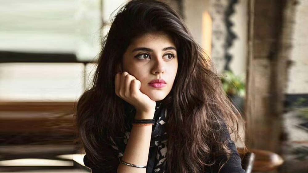 ‘নেপোটিজম’ বিতর্কেও ভয় পেয়ে পিছিয়ে আসতে নারাজ সঞ্জনা। তাঁর কথায়, সময়ের সঙ্গে সঙ্গে অভিজ্ঞতা তাঁকে অনেক বেশি পরিণত করেছে। মানসিক ভাবে শক্ত থাকতে আমার পরিবারেরও সাহায্য পেয়েছেন।