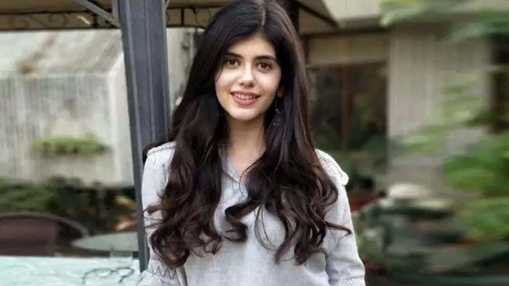 মা-বাবার কাছে সঞ্জনা শিখেছেন সবমসয়  সৎ থাকতে। তাই আপাতত লোকের কথায় কান না দিয়ে নিজের প্যাশনকে সঙ্গী করেই অনেক দূর পাড়ি দিতে চান ‘দিল বেচারা’-র কিজি বসু।