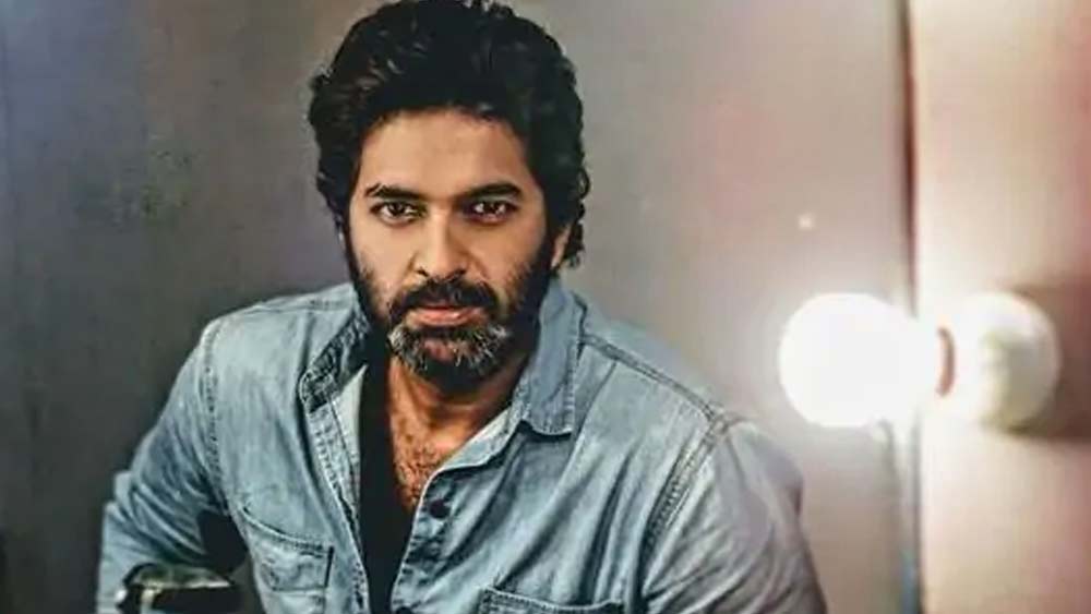 প্রথমে বাণিজ্য, কিন্তু সেটাও বেশিদিন ভাল লাগল না। শেষ অবধি কলা বিভাগের ছাত্র হিসেবে অর্থনীতি, মনস্তত্ত্ব ও সাহিত্য নিয়ে পড়াশোনা সম্পূর্ণ করেন তিনি। পরে গিয়েছিলেন বিমানচালনার প্রশিক্ষণ নিতে। কিন্তু সেই পাঠ অসম্পূর্ণ রেখে ফিরে আসেন পূরব।