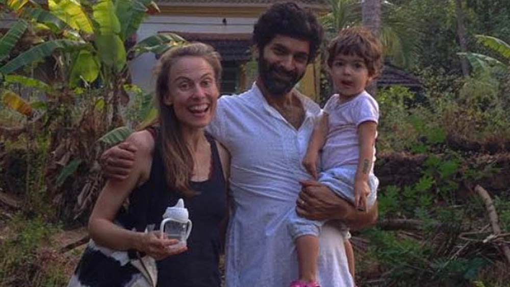 আলাপ থেকে প্রেম এবং প্রেম থেকে পরিণয়। লুসির টানে ঘন ঘন ইংল্যান্ডে পাড়ি দিতেন পূরব। দীর্ঘ দিন লিভ ইন সম্পর্কে ছিলেন তাঁরা। সে সময় কন্যাসন্তানের মা হন লুসি। পূরব তাঁর মেয়ের নাম রাখেন ইনায়া।