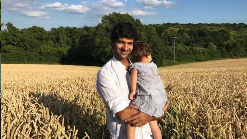 বিশেষ করে পূরবের মা চেয়েছিলেন, তাঁর ছেলে এ বার সাতপাকে বাঁধা পড়ুক। কিন্তু সন্তানের জন্মের আগে বিয়ে করতে রাজি ছিলেন না পূরব বা লুসি, কেউই। পরে তাঁদের প্রথম সন্তানের যেন না মনে হয়, তাঁকে পৃথিবীতে আনার লোকলজ্জা থেকে বাঁচতে তড়িঘড়ি বিয়ে করেছিলেন বাবা মা! এই ভাবনা থেকেই বিয়ের সিদ্ধান্ত পিছিয়ে দেন এই জুটি।