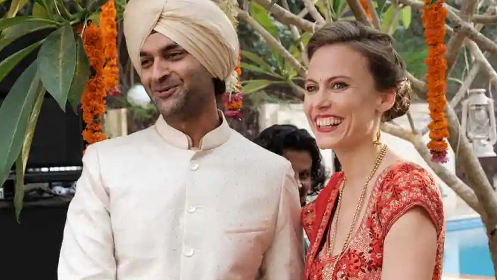 পাশাপাশি, তাঁরা চেয়েছিলেন তাঁদের ‘লভ চাইল্ড’ সাক্ষী থাকুক এই বিয়ের। ফলে ইনায়া একটু বড় হওয়ার পরে, ২০১৮ সালে গোয়ায় ডেস্টিনেশন ওয়েডিং করেন পূরব-লুসি। সেই অনুষ্ঠানে নাকি সবথেকে বেশি আনন্দ করেছিল খুদে ইনায়া-ই। পরে এক সাক্ষাৎকারে জানিয়েছিলেন পূরব।