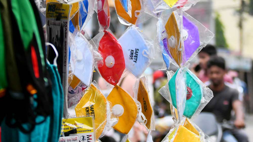 Traders in the face of losses by stockpiling valve masks