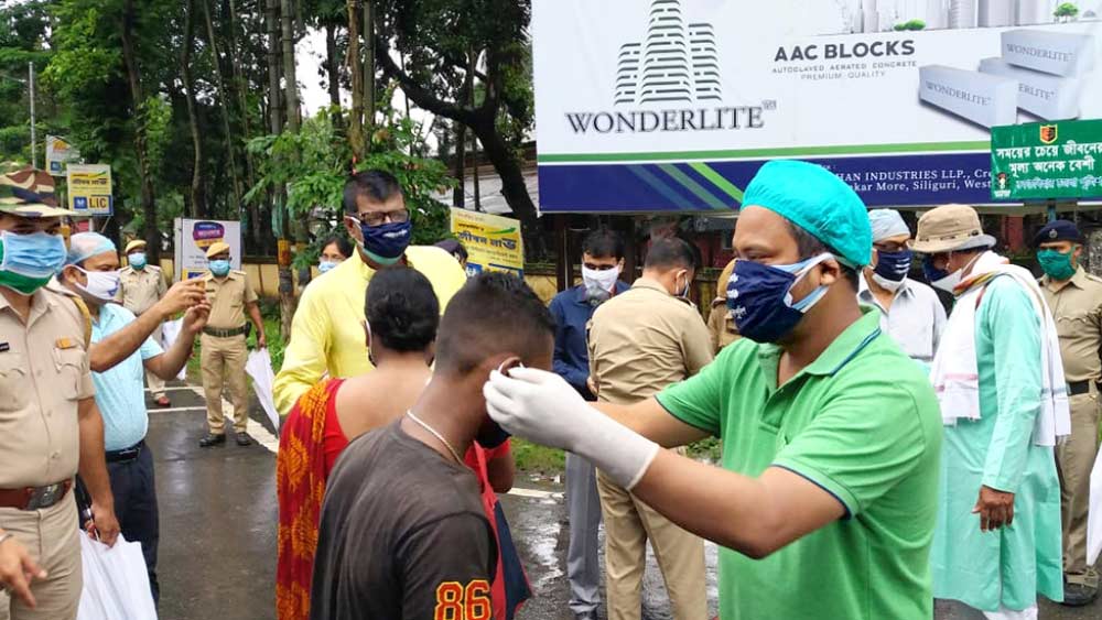 leaders and ministers put on the masks to the maskless pedestrians