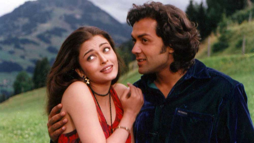 অভিষেকের সঙ্গে ঐশ্বর্যার প্রথম আলাপ ১৯৯৭ সালে। সে সময় অ্যাশ তাঁর জীবনের প্রথম ছবি ‘অউর প্যায়ার হো গ্যায়া’-তে ববি দেওলের বিপরীতে অভিনয় করছিলেন।