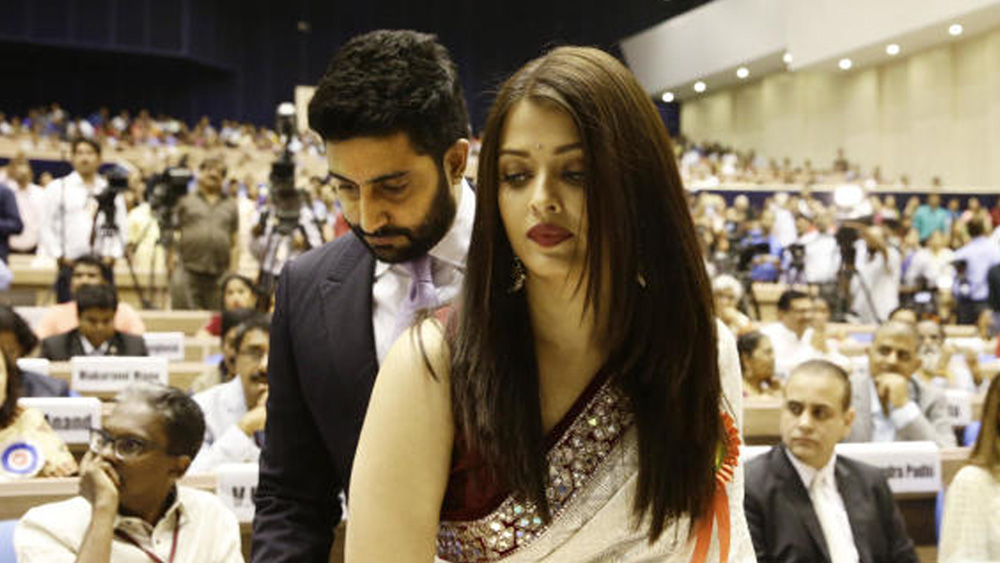 শুটিং সেটে বন্ধু ববির সঙ্গে দেখা করতে গিয়েছিলেন অভিষেক। সেখানেই প্রথম আলাপ হবু স্ত্রীর সঙ্গে। অবশ্য প্রথম আলাপে প্রেম বা মুগ্ধতার কথা পরবর্তী সময়ে বলেননি তাঁদের কেউই।