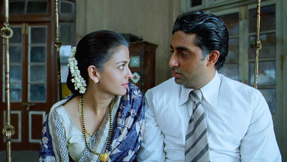 তবে প্রেমের সূত্রপাত যেখান থেকেই হোক না কেন, ২০০৬-’০৭ থেকেই অভিষেক ও অ্যাশকে একসঙ্গে বেশি সময় কাটাতে দেখা যায়। ‘উমরাও জান’, ‘গুরু’, ‘ধুম টু’-র মতো ছবিতে অভিনয়ের সঙ্গে সঙ্গে গাঢ় হয় তাঁদের ঘনিষ্ঠতা।