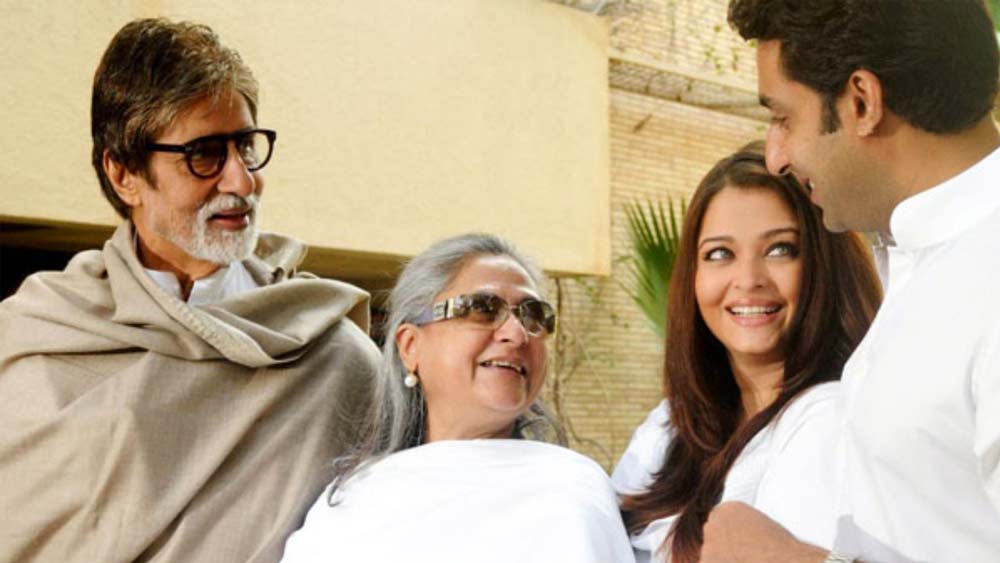 ২০০৭-এর ১৪ জানুয়ারি বচ্চন পরিবারের বাড়িতে বাগদান হয় তাঁদের। এর পর দু’জনকে আরও বেশি একসঙ্গে দেখা যেতে থাকে প্রকাশ্যে। বচ্চনদের বাড়িতেও আসা যাওয়া শুরু করেন অ্যাশ।