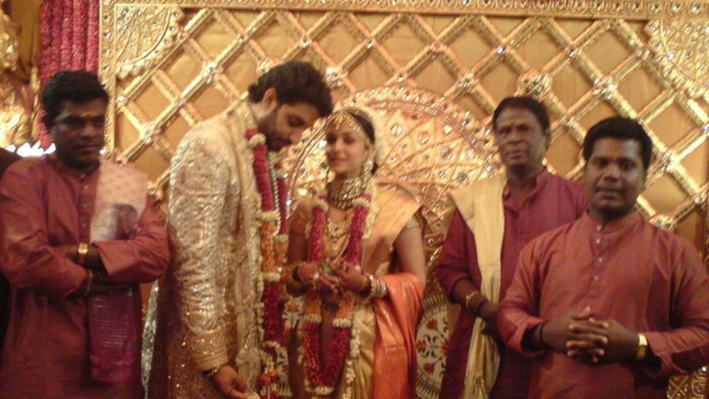 তবে সব বাধা বিপত্তি পেরিয়ে তাঁদের চার হাত এক হয় ২০০৭-এর ২০ এপ্রিল। হাই প্রোফাইল এই বিয়ে কয়েক দিন ধরে বিরাজ করেছিল শিরোনামে। সমাজের সব স্তরের মান্যগণ্য অতিথি অভ্যাগতদের নিয়ে অভিষেক-ঐশ্বর্যার বিয়ের আসর আক্ষরিক অর্থেই ছিল চাঁদের হাট।