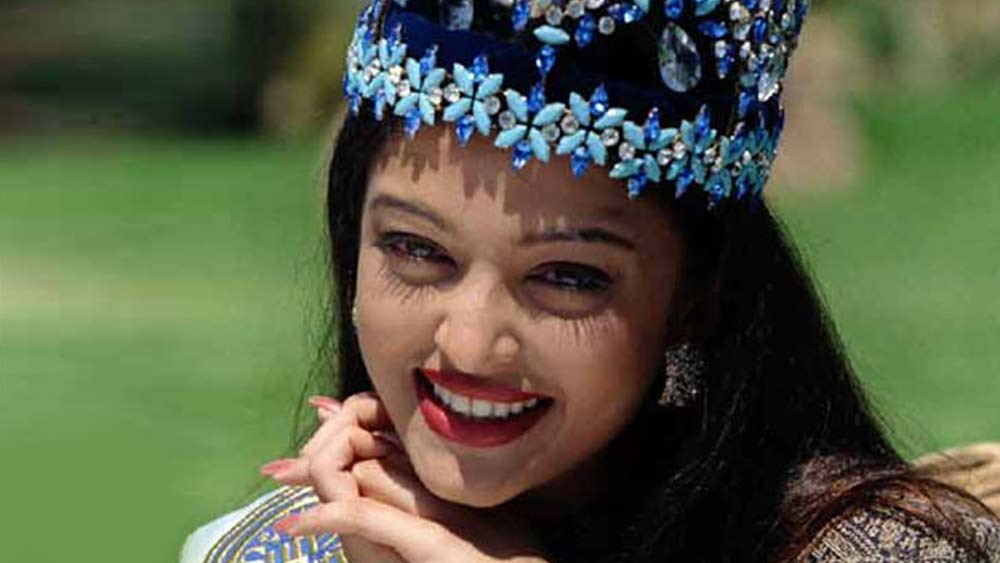 একে প্রাক্তন বিশ্বসুন্দরী, তার উপর কেরিয়ারের ধারে ও ভারে অনেকটাই এগিয়ে অভিষেকের থেকে। এই পরিস্থিতিতে তাঁদের বিয়ে কি টিকবে? প্রশ্ন ছিল অনেকের। সব আশঙ্কাকে ভুল প্রমাণ করে দিব্যি আছে অভিষেক-অ্যাশের দাম্পত্য।