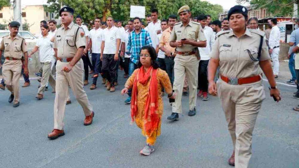 আরতির বাবা সেনাবাহিনীর কর্নেল। মা ছিলেন স্কুলের প্রধানশিক্ষিকা। শারীরিক দিক থেকে আরতি বাকি পাঁচ জন শিশুর মতো হবেন না, শৈশবেই বলে দিয়েছিলেন চিকিৎসক। বলে দিয়েছিলেন, বয়সের সঙ্গে সঙ্গে বাড়বে না তাঁর উচ্চতা।