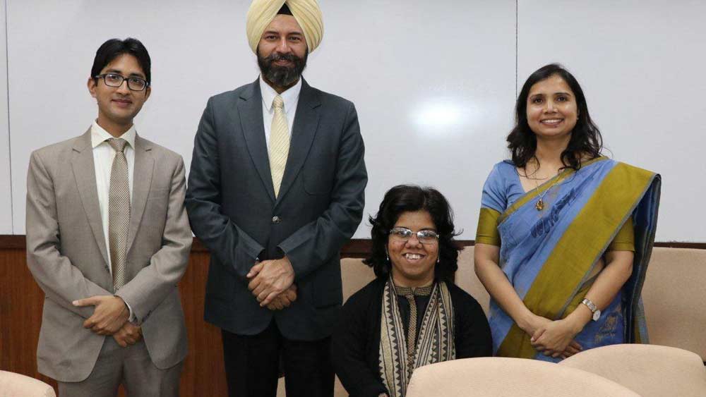 চিকিৎসকের কথা মতো উচ্চতা থেমে গিয়েছে ৩ ফুট ২ ইঞ্চিতেই। কিন্তু আরতির মেধাকে আটকে রাখা যায়নি। মেধার উচ্চতার আলোয় ঢাকা পড়ে গিয়েছে শারীরিক খর্বতা।