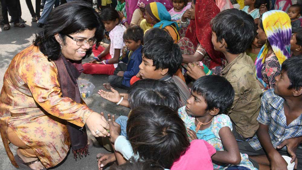 একমাত্র সন্তানের এই শারীরিক অবস্থা দেখে আরতির বাবা মায়ের কাছে সহানুভূতি প্রকাশ করতেন আত্মীয় পরিজন এবং প্রতিবেশীরা। অনেকেই জিজ্ঞাসা করতেন আরতির মাকে, কবে দ্বিতীয় সন্তান আসবে তাঁদের পরিবারে?