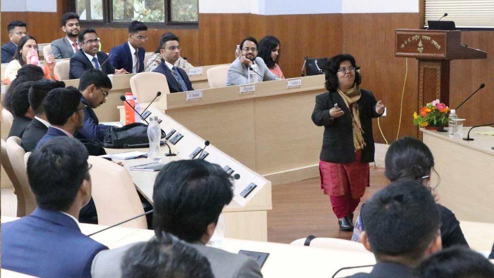 এই ধরনের কটাক্ষ, বিদ্রূপ যত শুনতেন, তত চোয়াল শক্ত হত আরতির মায়ের। তিনি চেয়েছিলেন তাঁর মেয়ের মধ্যেও যেন এই দৃঢ়তা আসে।