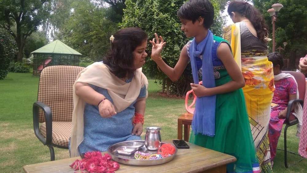 আবার নতুন করে স্বপ্ন দেখা শুরু আরতির। এ বার তাঁর লক্ষ্য ইউপিএসসি পরীক্ষা। দাঁতে দাঁত চেপে শুরু হল প্রস্তুতি। সাফল্য এল প্রথম প্রয়াসেই।