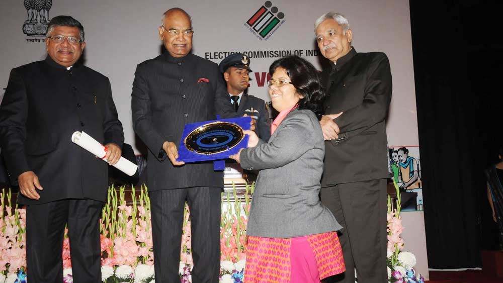 কৃতিত্বের স্বীকৃতি হিসেবে আরতি পুরস্কৃত হন। ২০১৯-এ জাতীয় ভোটার দিবসে আরতি পুরস্কার গ্রহণ করেন রাষ্ট্রপতি রামনাথ কোবিন্দের হাত থেকে। চেনা হিসেবের উলটপুরাণ হয়ে এ ভাবেই এগিয়ে যেতে চান তিনি।