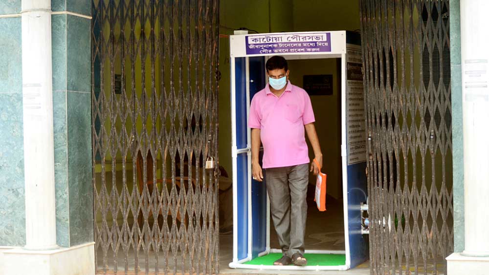 কাটোয়া পুরসভার গেটে ‘স্যানিটাইজ়ার টানেল’ বসানো হল। নিজস্ব চিত্র