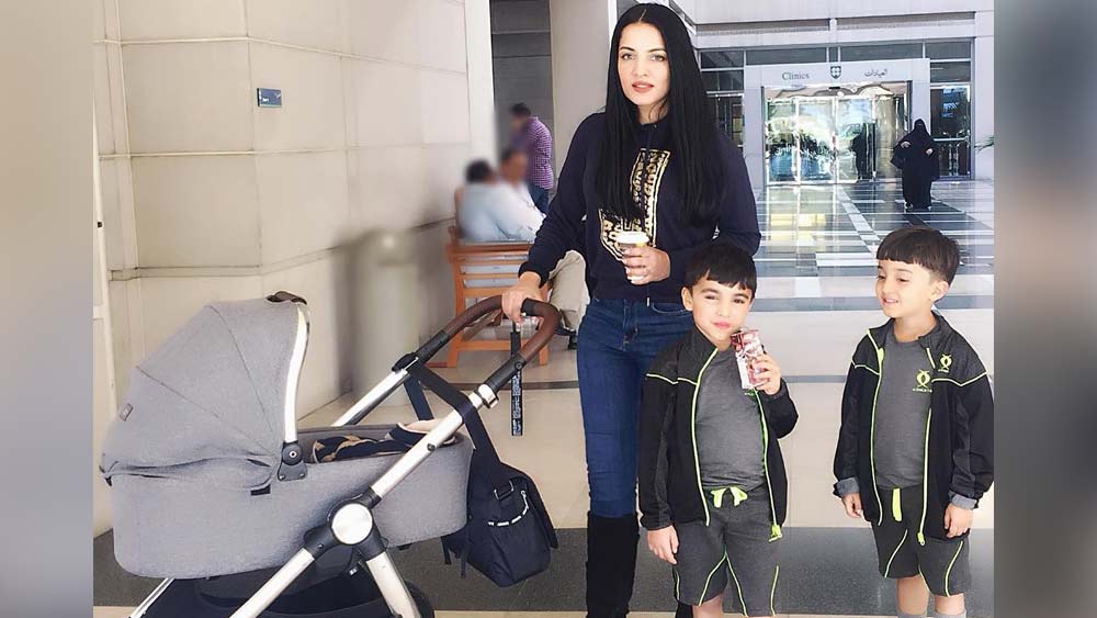 ২০০৩ থেকে ২০১২ অবধি বলিউডে কাজ করেছেন সেলিনা। বিয়ের পরে এখন তিনি থাকেন অস্ট্রেলিয়ায়। বলিউড এবং কেরিয়ার ঘিরে হতাশার জন্যই নাকি বিয়ের সিদ্ধান্ত নেন। জানিয়েছেন, তিন সন্তানের মা, সেলিনা।