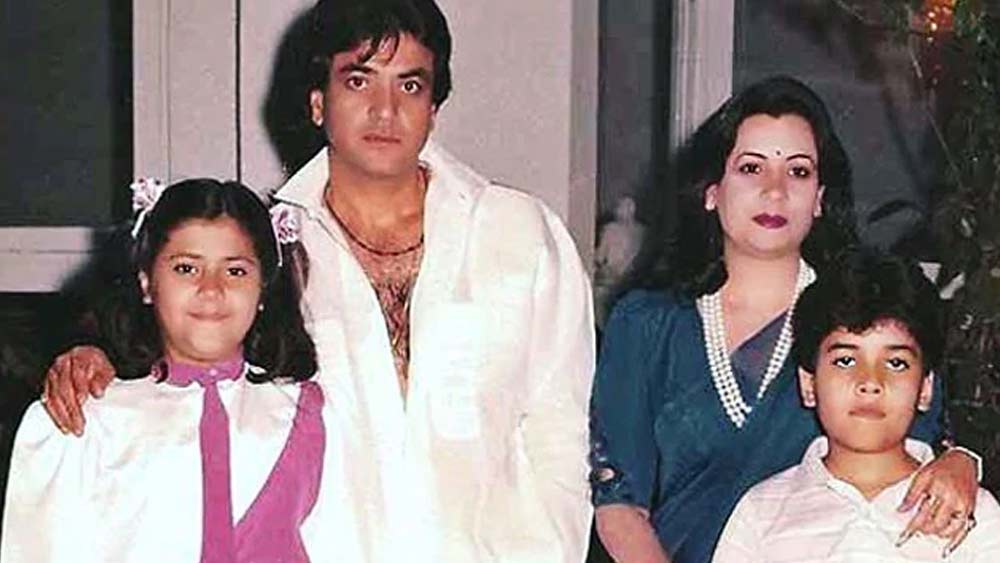 শোভাও কিন্তু নিজের কেরিয়ারে যথেষ্ট সফল ছিলেন। তিনি ছিলেন ব্রিটিশ এয়ারওয়েজের বিমানসেবিকা। বছরের বেশির ভাগ সময় কাটত দেশান্তরের আকাশে।