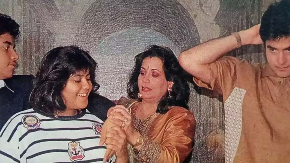 যত বার দেশের মাটিতে নামতেন শোভা, প্রতি বার জিতেন্দ্রর সঙ্গে কোনও না কোনও নায়িকার সম্পর্ক কানে আসত। শেষে প্রেয়সীর মান ভাঙাতে জিতেন্দ্র তাঁকে নিয়ে যেতেন লং ড্রাইভে।