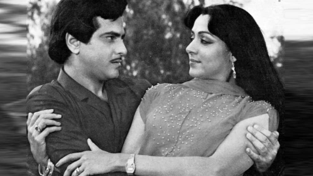 কিন্তু লং ড্রাইভে সব সময় সমস্যা মিটত না। জিতেন্দ্র-শোভা সম্পর্কে টানাপড়েন লেগেই থাকত। এ সময় হেমা মালিনীর খুব ঘনিষ্ঠ হয়ে পড়েন জিতেন্দ্র। এমনিতেই তাঁদের মধ্যে বন্ধুত্ব ছিলই।