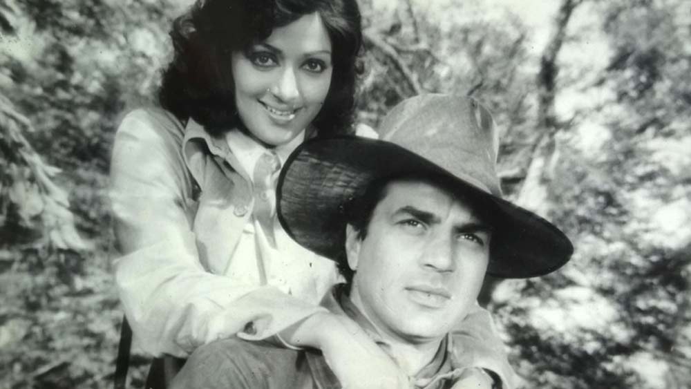 ধর্মেন্দ্রর সঙ্গে হেমা মালিনীর সম্পর্কও তখন ওঠাপড়ার মধ্যে দিয়ে এগোচ্ছিল। জীবনের এ রকম এক পরিস্থিতিতে বিয়ে করার সিদ্ধান্ত নেন জিতেন্দ্র ও হেমা মালিনী।