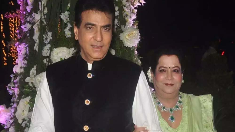 এর পর শোভা চরম অবসাদগ্রস্ত হয়ে পড়েন। কারণ তিনি তত দিনে বিমানসেবিকার চাকরি থেকে ইস্তফা দিয়েছেন শ্রীমতি জিতেন্দ্র হবেন বলে। এ দিকে, সে সময় আবার জিতেন্দ্রর সিনেমা পর পর ফ্লপ করতে থাকে।