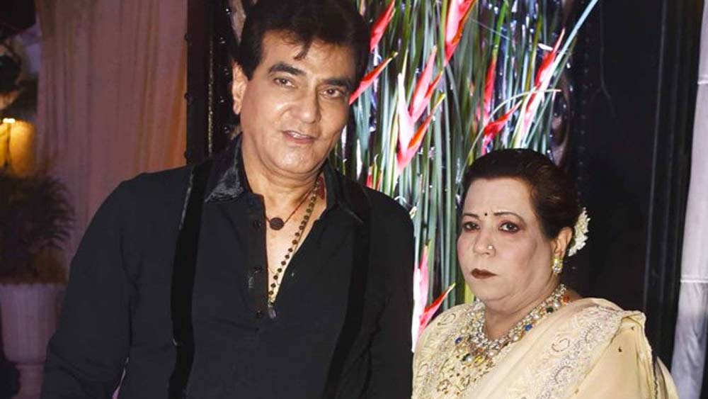 এ দিকে শোভার মা তখন জাপানে। কিন্তু জিতেন্দ্র আর দিন বদলাতে রাজি হলেন না। ১৯৭৪-এর ৩১ অক্টোবর সাতপাকে বাঁধা পড়লেন জিতেন্দ্র-শোভা।