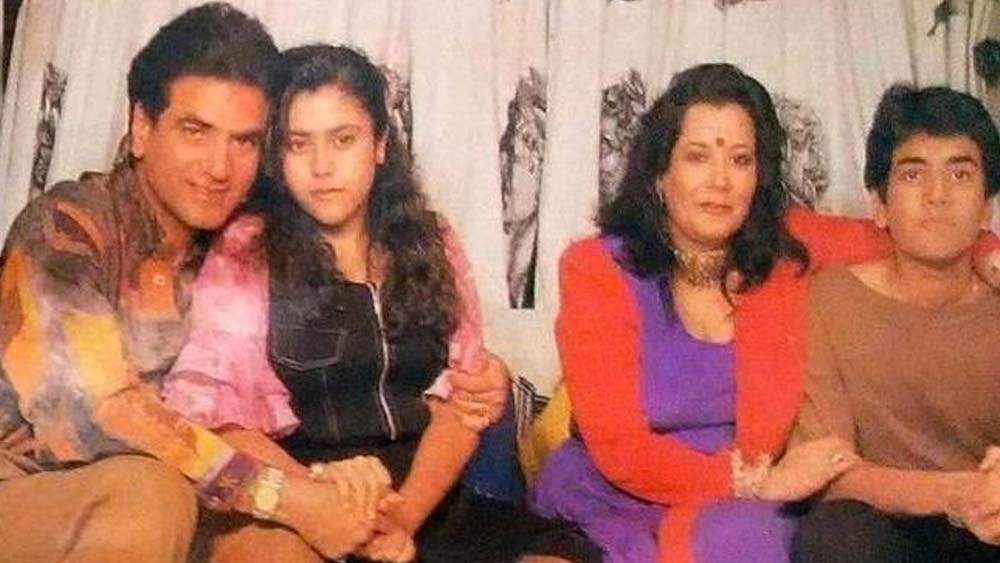 জিতেন্দ্র বার বার সব গুঞ্জন অস্বীকার করলেও দাম্পত্য বিবাদ চরমে পৌঁছয় যখন তিনি শ্রীদেবীর সঙ্গে ঘনিষ্ঠ ফোটোসেশন করেন। শোনা যায়, দুই সন্তান একতা ও তুষারকে নিয়ে নাকি শোভা বাড়ি ছেড়ে চলে যেতে চেয়েছিলেন।