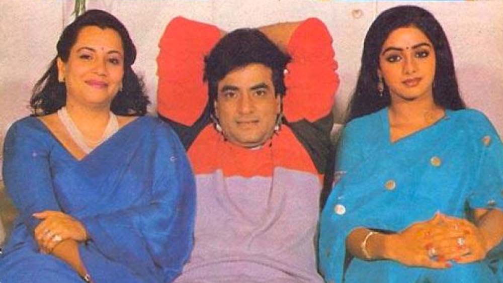 শেষে সংসারের স্বার্থে শ্রীদেবীর সঙ্গে বন্ধুত্বে ইতি টানেন জিতেন্দ্র। তাঁদের নিয়ে গুঞ্জনেরও সেখানেই ইতি। এই বিচ্ছেদ নাকি মেনে নিতে পারেননি শ্রীদেবী।