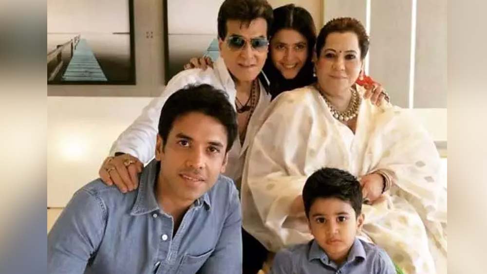 এ ভাবেই সুপারস্টারের স্ত্রী হওয়ার সব দিক দেখেছেন শোভা। টলমল করলেও তাঁর এবং জিতেন্দ্রর দাম্পত্যের তরী ডুবে যায়নি। কৈশোরের প্রেম থেকে সাড়ে চার দশকের দাম্পত্যে একে অন্যের প্রতি দায়বদ্ধ এই জুটি।