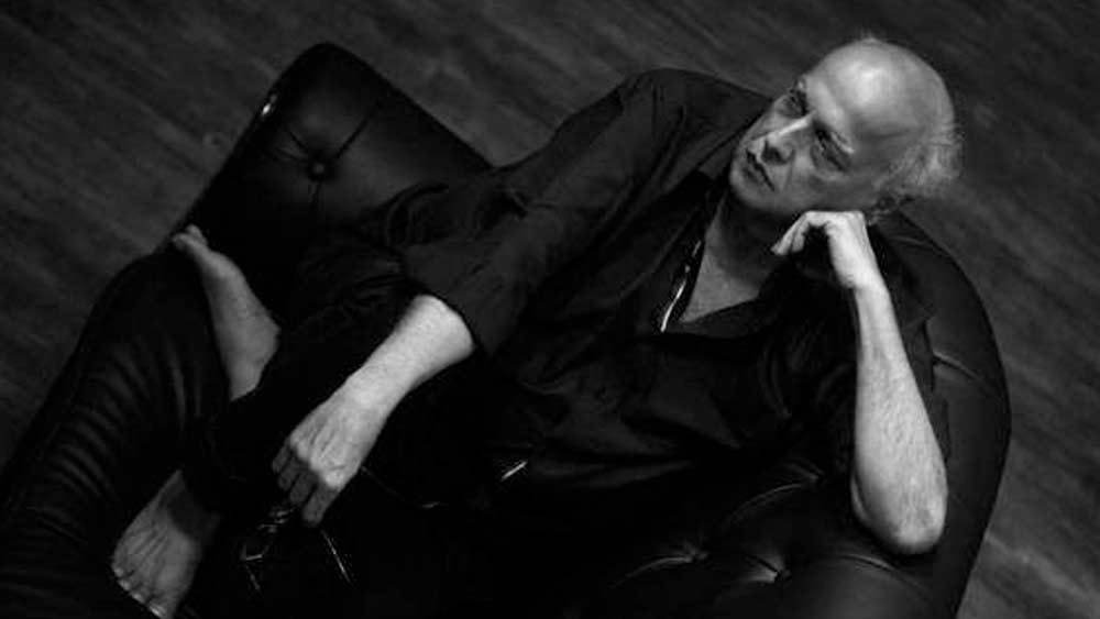 তাঁকেও বাবার পাশে দাঁড়াতে হবে, বলে দিয়েছিলেন মা। স্কুলজীবন থেকেই ছোটখাটো কাজ করতে শুরু করেন মহেশ। জীবনে সংগ্রামের পাশাপাশি এসেছিল প্রেমও। লোরেন ব্রাইট নামে এক কিশোরী পড়তেন মুম্বইয়ের এক অনাথাশ্রমের স্কুলে। পাঁচিল ডিঙিয়ে প্রেয়সী লোরেনের সঙ্গে দেখা করতে যেতেন ডন বসকো স্কুলের ছাত্র মহেশ।