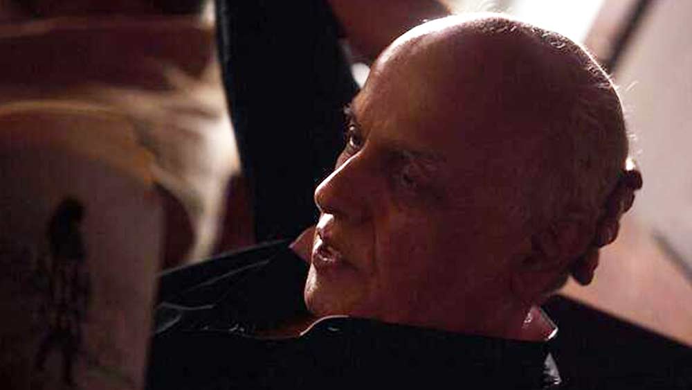 স্কুলজীবনে যখন গাড়ির রিফ্রেশনার বেচতেন বা যন্ত্রাংশ সারাতেন, তখন থেকেই জানেন অর্থের মূল্য। প্রথম উপার্জনের ৫৩ টাকা তুলে দিয়েছিলেন মায়ের হাতে। যে মা তাঁর রিপোর্ট কার্ডে সই করতেন কাঁপা কাঁপা হাতে।