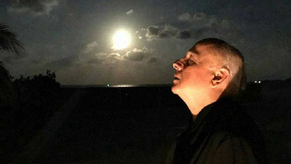 অসুস্থতা নয়। মহেশ পরে বুঝেছিলেন তাঁর মা নিজের অস্তিত্ব সঙ্কটে ভুগতেন। পরিচয়হীনতার দংশন পেরিয়ে যেতে পারেননি শিরিন। মহেশের সান্ত্বনা, তাঁর জন্য অন্ত কিছুটা হলেও আইনি পরিচিতি পেয়েছিলেন মা। নানাভাইয়ের জীবনে দ্বিতীয় নারী থেকে হয়ে উঠতে পেরেছিলেন ‘মহেশ ভট্টের মা’। তবে মায়ের মৃত্যুর সময়ে তাঁর কাছে থাকতে পারেননি, এই আক্ষেপ জীবনভর থেকে যাবে মহেশের সঙ্গে।