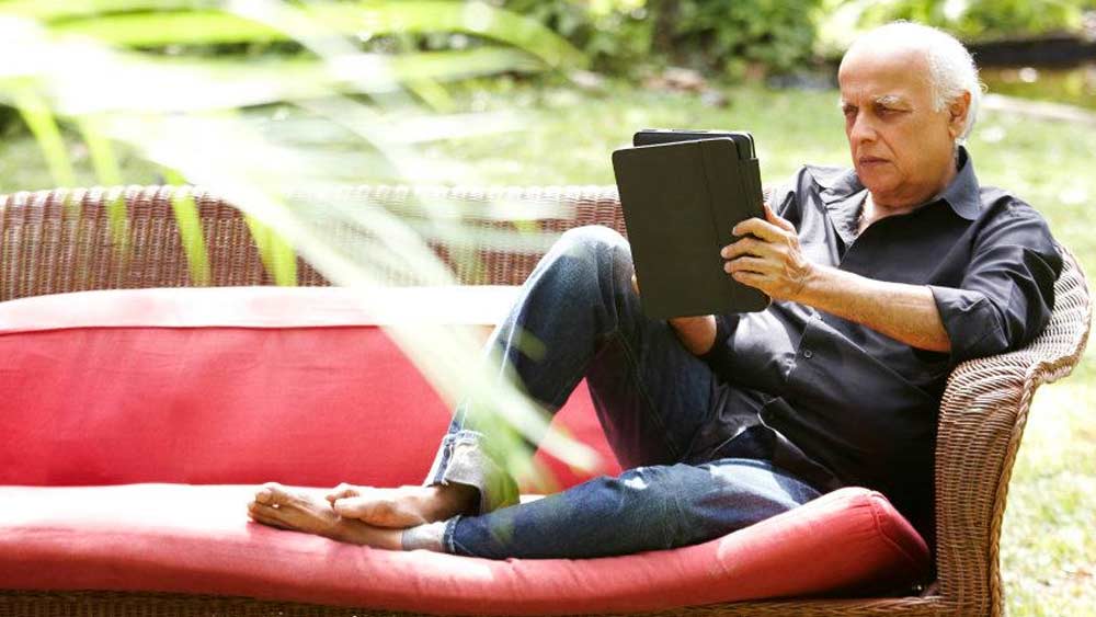 মা ছাড়া আরও এক জনকে নিজের জীবনের কান্ডারি বলে মনে করেন মহেশ ভট্ট। তিনি দার্শনিক ইউ সি কৃষ্ণমূর্তি। ঈশ্বরে অবিশ্বাসী মহেশ ব্যক্তিগত জীবনে কৃষ্ণমূর্তির একনিষ্ঠ ভক্ত।