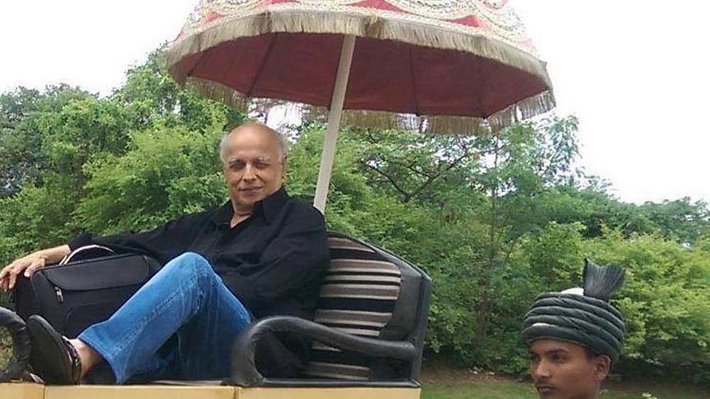 স্রষ্টা হিসেবে বার বার নবজন্মে বিশ্বাসী মহেশের নিজের কাজের প্রতি কিন্তু অমরত্বের জন্য কোনও আসক্তি নেই। চান, পরবর্তী প্রজন্ম এসে পুরনো, বাতিল করে দিক তাঁকে। এটাই তাঁর জীবনের নিজস্ব গান। স্বজনপোষণ বিতর্কে আপাতত যা অনেকটাই বেসুরো।