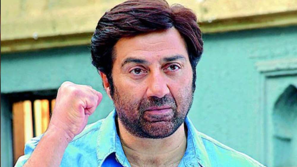 ধর্মেন্দ্রপুত্রের স্বপ্নের এই প্রজেক্ট ছিল পৃথ্বীরাজ চহ্বনকে নিয়ে। ঐতিহাসিক পটভূমির এই ছবির পরিকল্পনার কথা জানতে পেরে তাঁর দরজার সামনে প্রয়োজকদের ভিড় জমে গিয়েছিল। সবার আগে ছবির জন্য আগ্রহ প্রকাশ করেছিল যশরাজ ফিল্মস।