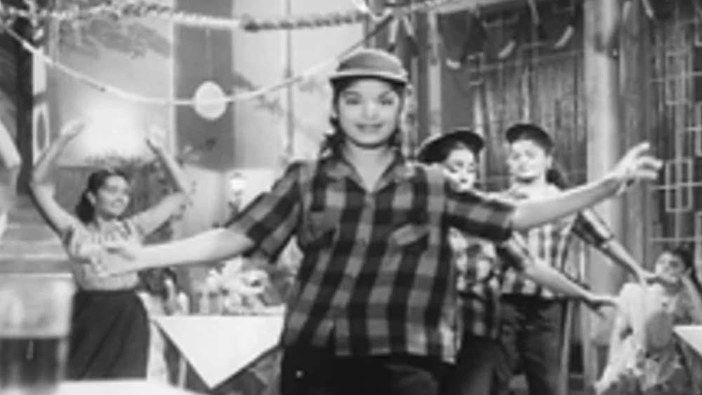 সে সময় বলিউডের নামী ডান্স কোরিয়োগ্রাফার ছিলেন বি সোহনলাল। প্রখ্যাত এই কত্থক শিল্পীর কাছে প্রশিক্ষণ নিতেন নির্মলা। এক দিন সোহনলাল জড়িয়ে গেলেন তাঁর জীবনের সঙ্গে। ১৩ বছরের নির্মলাকে বিয়ে করলেন চল্লিশ পার হওয়া সোহনলাল। বিয়ের আগে নির্মলা ধর্মান্তরিত হলেন। নতুন নাম হল সরোজ খান।