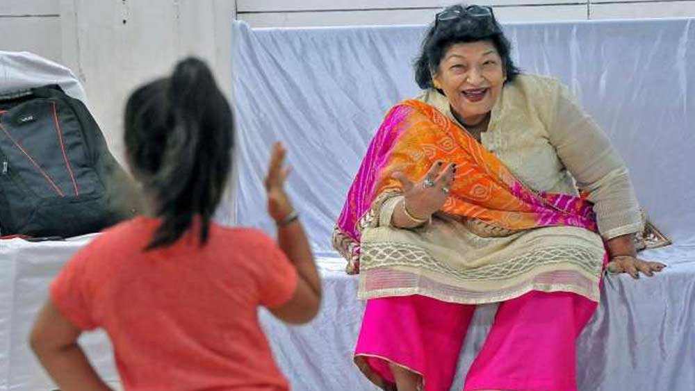 তবে ত্রয়োদশী নির্মলা তখন জানতেনও না তাঁর স্বামীর এটা দ্বিতীয় বিয়ে। প্রথম পক্ষের বিয়েতে পাঁচ সন্তানের বাবা ছিলেন তিনি। সরোজের অভিযোগ ছিল, সে সব কথা গোপন করে তাঁকে বিয়ে করেছিলেন সোহনলাল।