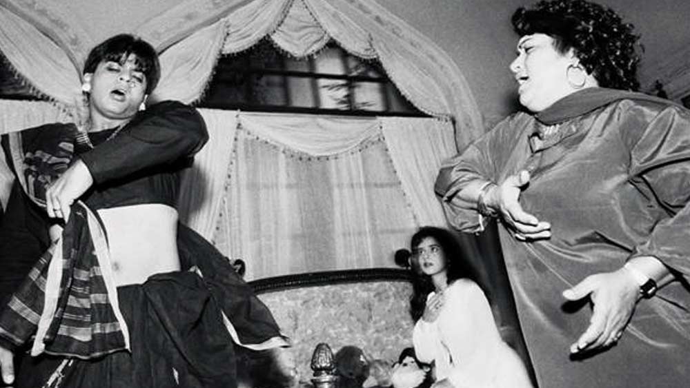 প্রথমে সহকারী নৃত্য পরিচালক হিসেবে কেরিয়ার শুরু করেছিলেন সরোজ খান। একক নৃত্য পরিচালক হিসেবে তাঁকে বলিউড প্রথম পায় ১৯৭৪ সালে, ‘গীতা মেরা নাম’ ছবিতে। তবে স্বীকৃতি পেতে সময় লেগেছে প্রায় এক দশক।