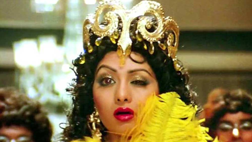 ১৯৮৭ সালে মুক্তি পায় ‘মিস্টার ইন্ডিয়া’। ছবিতে শ্রীদেবী-র ‘হাওয়া হাওয়াই’ নাচের সঙ্গে তামাম ভারতে বিখ্যাত হয়ে ওঠেন কোরিয়োগ্রাফার সরোজ খান। এর পর ‘নাগিনা’, ‘চাঁদনি’ ছবির সঙ্গে সঙ্গে শ্রীদেবী আর সরোজ খানের পারফরম্যান্স কার্যত সমার্থক হয়ে ওঠে।