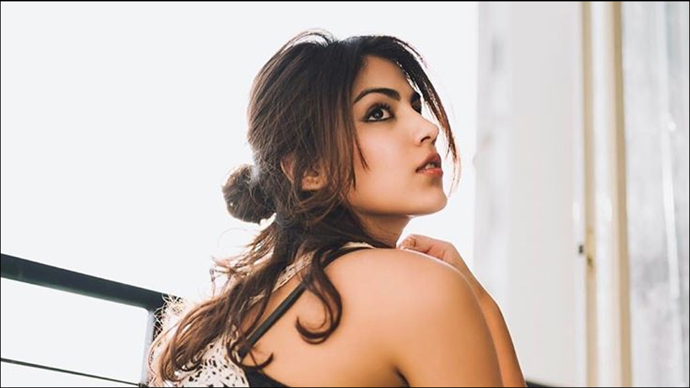 এফআইআরে মূল অভিযুক্ত সুশান্তের প্রেমিকা রিয়া চক্রবর্তী। এফআই করেছেন অভিনেতার বাবা কেকে সিংহ। মুম্বই পুলিশের উপর আস্থা রাখতে না পেরেই কেকে সিংহ দ্বারস্থ হয়েছেন বিহার পুলিশের, জানা যাচ্ছে এমনটাই। কেন আস্থা হারালেন তিনি? কিছু কি আড়াল করার আপ্রাণ চেষ্টা চলছিল এত দিন ধরে? কী সেটি? রিয়ার বিরুদ্ধে অভিযোগই বা কী? সুশান্তের প্রাক্তন প্রেমিকা অঙ্কিতা কী এমন লিখলেন যে, সুশান্তের দিদি পূর্ণ সমর্থন জানালেন তাতে?